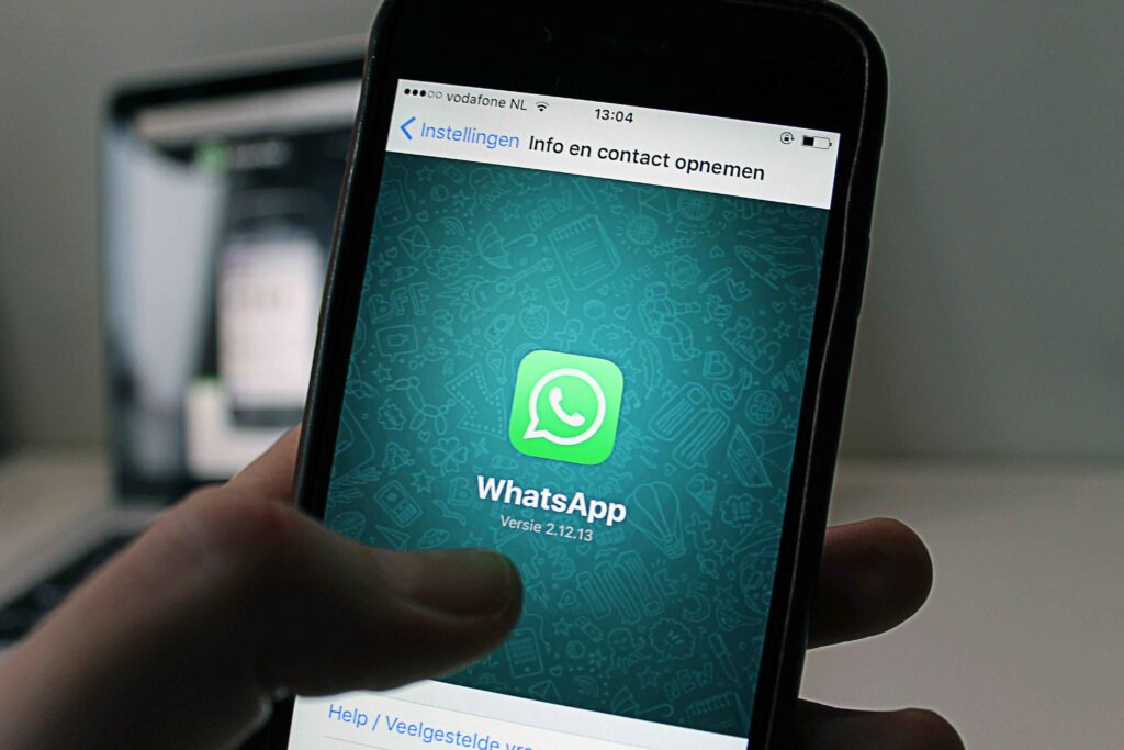 Logo WhatsApp di layar ponsel