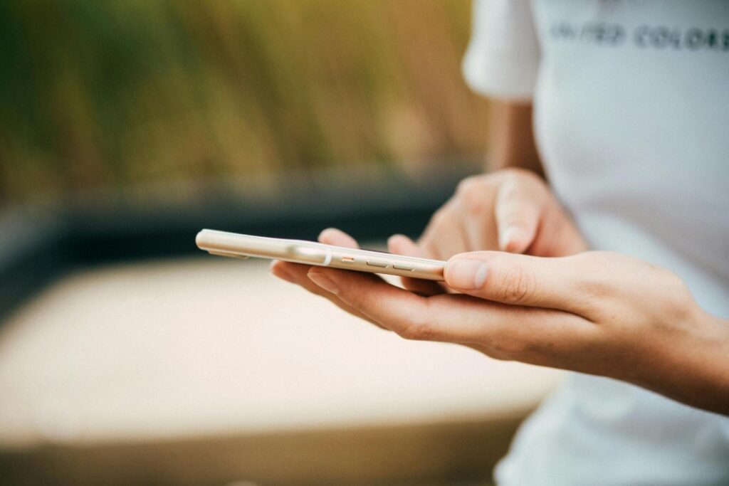 seorang individu menggunakan telefon